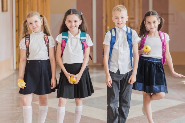 cheerful-pupils-with-apples